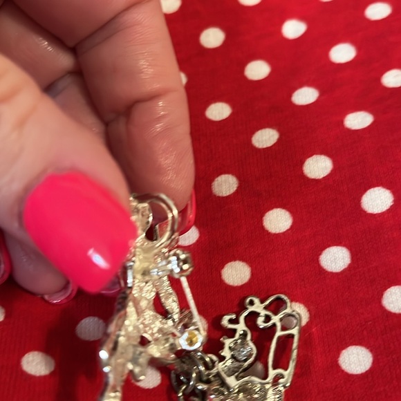 Pendant/brooch cherub with bell, sleigh and present charms, Lot S - Picture 5 of 8